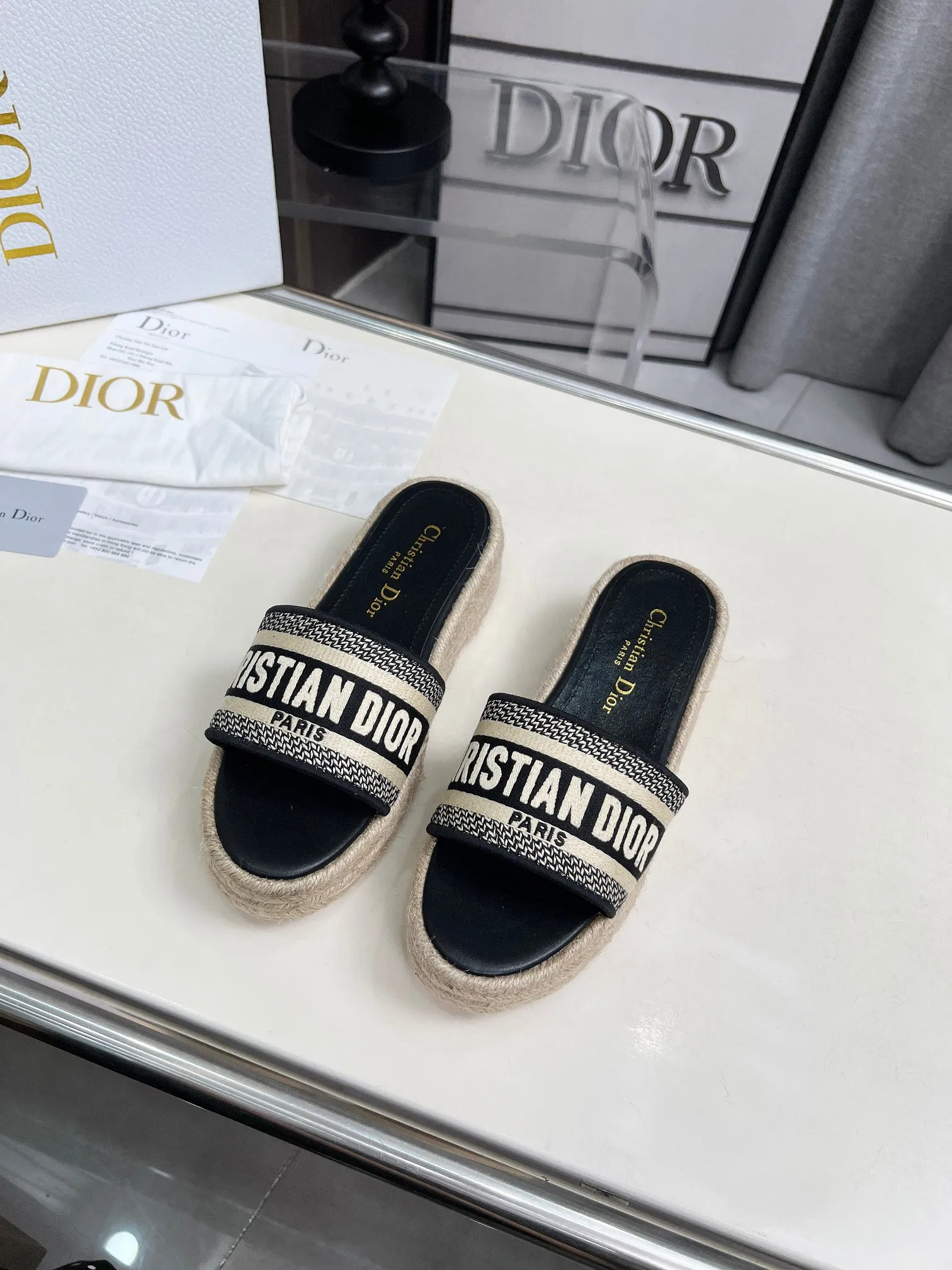 💕💕Factory direct selling price p420💕💕 Dior Dior spring and summer new IVIETA DWAY jelly color flat-bottomed one-slip women's shoes with color matching CD letter logo three-dimensional embroidery thick-soled round toe open-toe slippers. The original version is developed to be the top version on the market. It feels soft and delicate on the feet and is extremely comfortable. Material: Upper imported raffia electric embroidery high-temperature water-soluble cotton technical fabric + water-dyed cowhide foot lining + original consistent combination outsole Outsole: original outsole Size: 35-42 (40.41.42 custom-made, non-refundable and non-exchangeable)